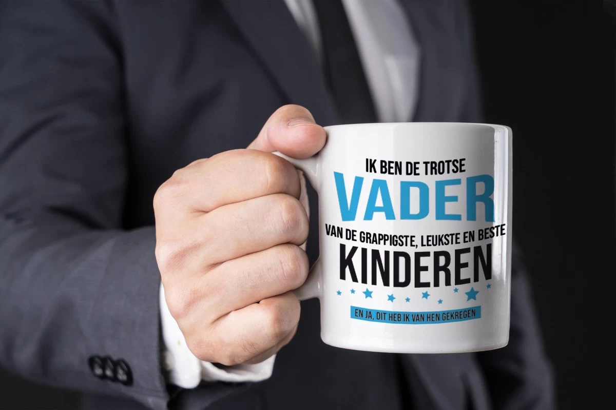 Ik Ben De Trotse Vader Van De Grappigste, Leukste En Beste Kinderen Koffiemok / Theebeker - Wit - 300 Ml - Blauwe En Zwarte Letters - Verjaardag / Vaderdag - Cadeau / Bedankje Voor Papa - Afbeelding 2