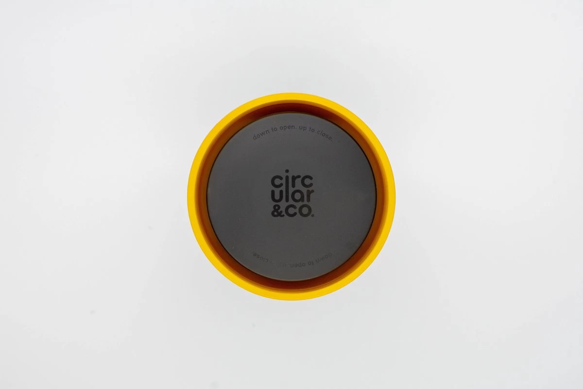 Circular&Co. Herbruikbare To Go Koffiebeker (rCUP) Zwart/geel 8oz/227ml - Afbeelding 2