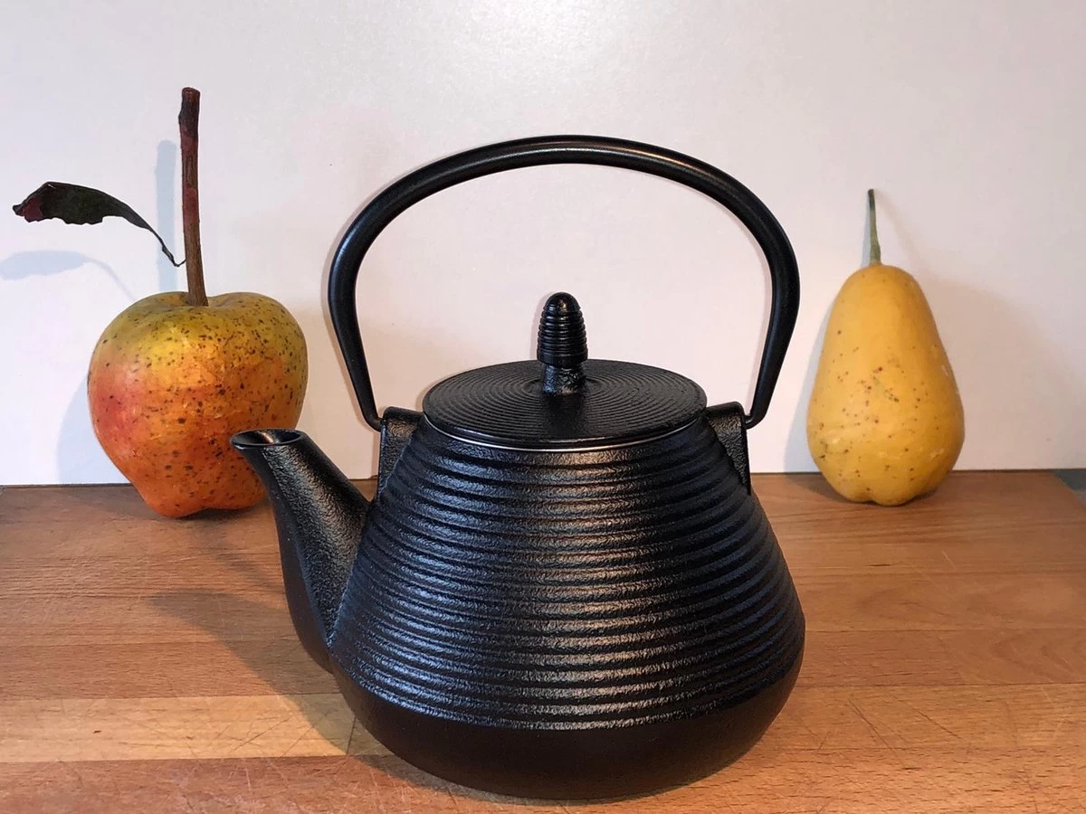 Zeer Mooie Gietijzeren Theepot 0.8 L Zwart, Van Het Merk LEIJZER Design.